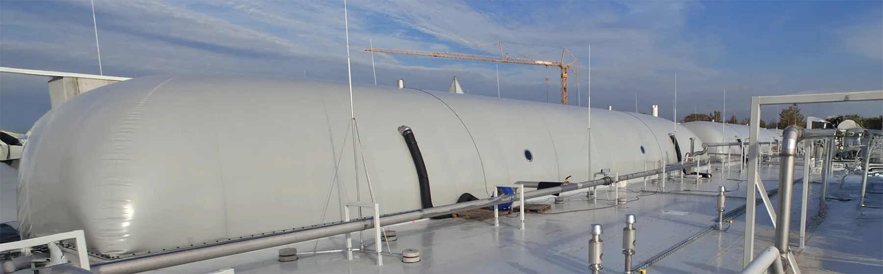 Drei Methan-Gasspeicher auf dem Dach der Biogasanlage