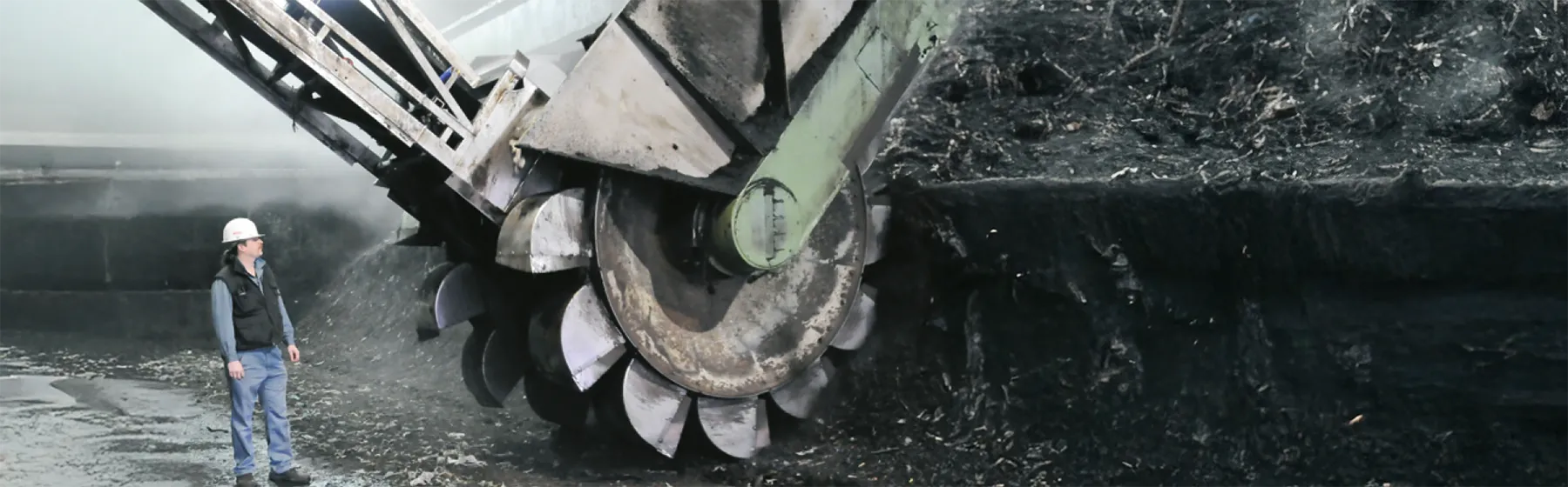 Der Bagger "Wendelin" mit seinen drei Meter hohen Schaufelrädern bei der Arbeit